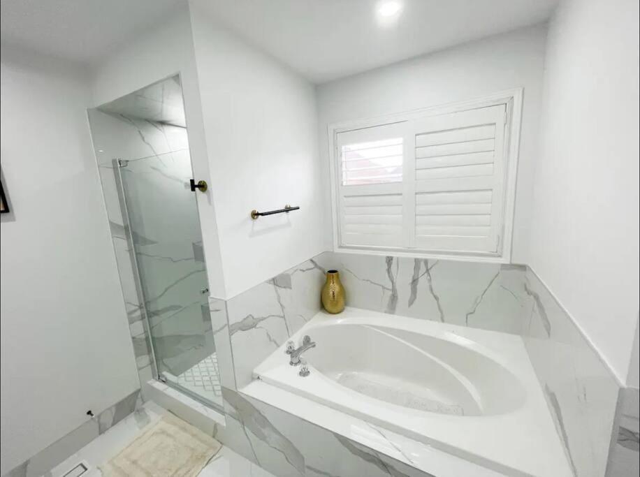 Elegant & Luxurious 3 Bedroom Home Mississauga Buitenkant foto